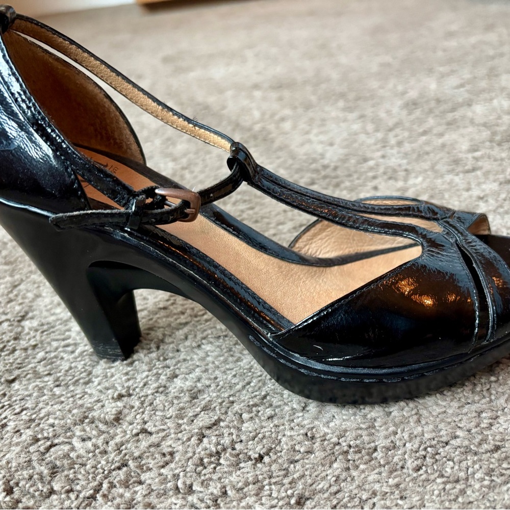 Sofft Black Heels with Glossy Finish and Crisscross Straps